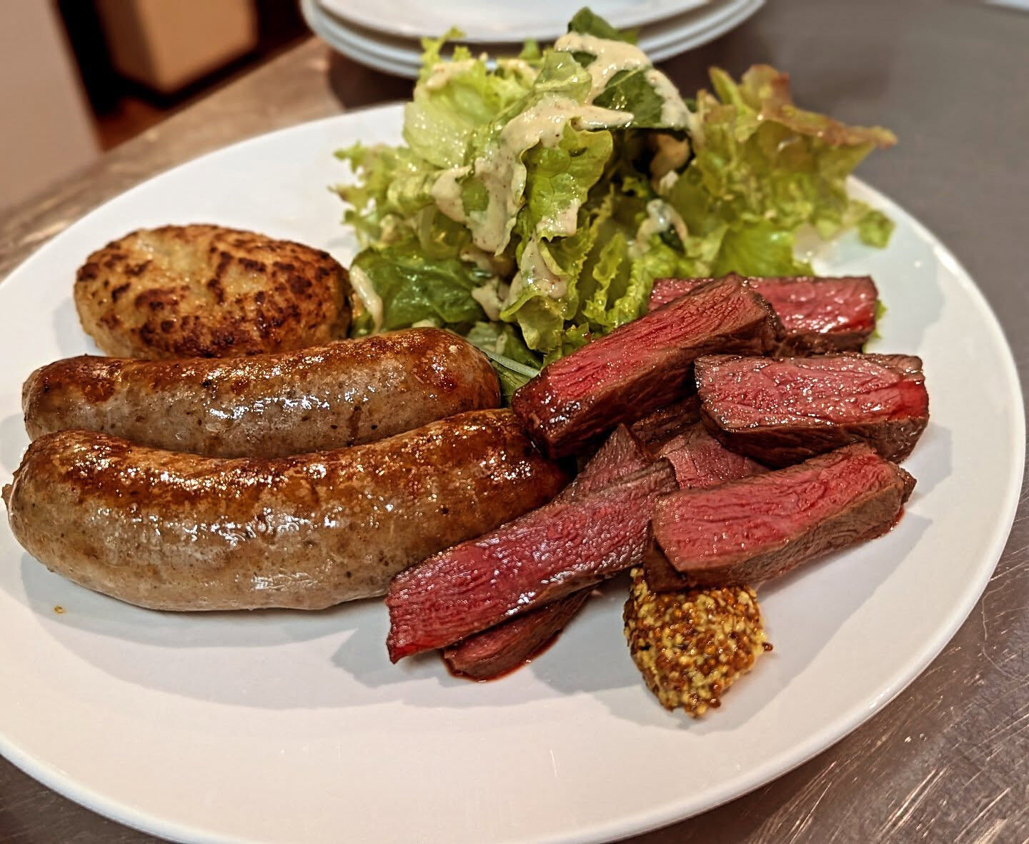 本日のおすすめメニューは、お肉好きにはたまらない贅沢な３種盛